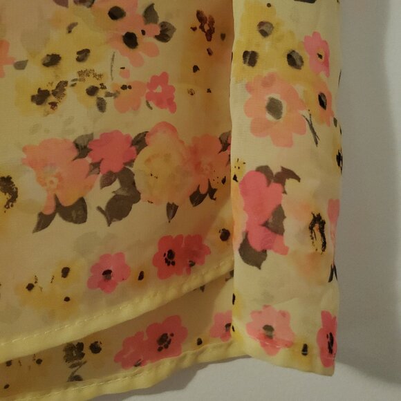 Sleeveless floral blouse, size medium/large - Picture 5 of 6